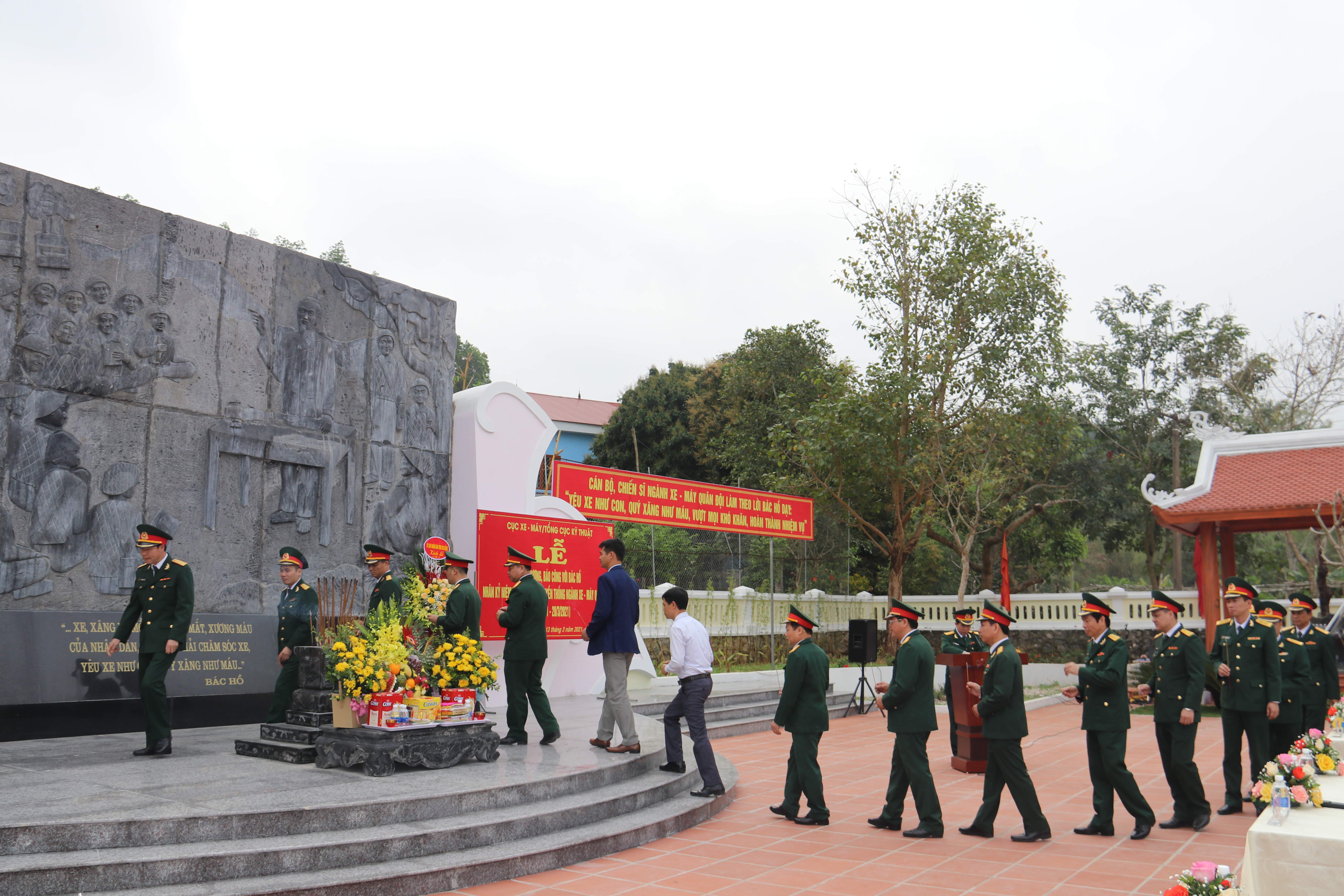 Cục Xe- Máy dâng hương và báo công với Bác Hồ